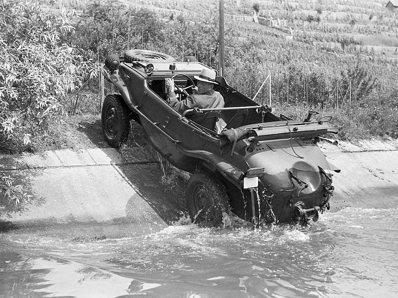 Porsche typ 166 schimmwagen sort de l'eau