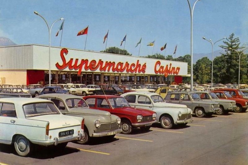 Voitures françaises sur le parking